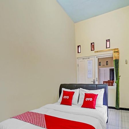 Oyo 3298 Bromo Guest House Family Маланг Экстерьер фото