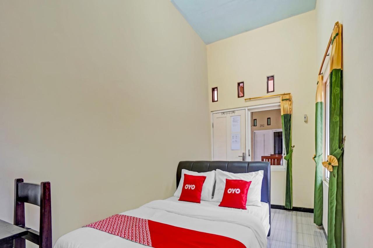 Oyo 3298 Bromo Guest House Family Маланг Экстерьер фото